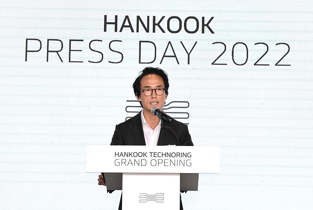 hyunbumchochairmanandceoofhankookcompanygivingwelcomespeechatinauguralceremonyofhankooktechnoringonmay251